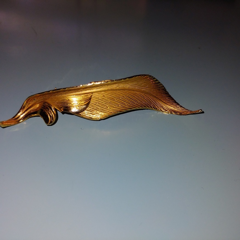 Vintage Giovanni gold tone etched leaf brooch - Picture 4 of 7